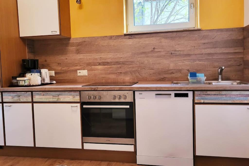 Colourful 2.5 Bedroom With Large Balcony & Garden. Prinzersdorf Exterior foto