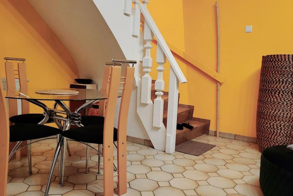 Colourful 2.5 Bedroom With Large Balcony & Garden. Prinzersdorf Exterior foto