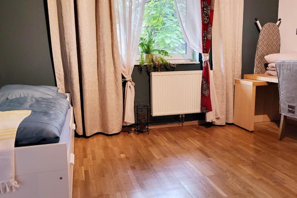 Colourful 2.5 Bedroom With Large Balcony & Garden. Prinzersdorf Exterior foto