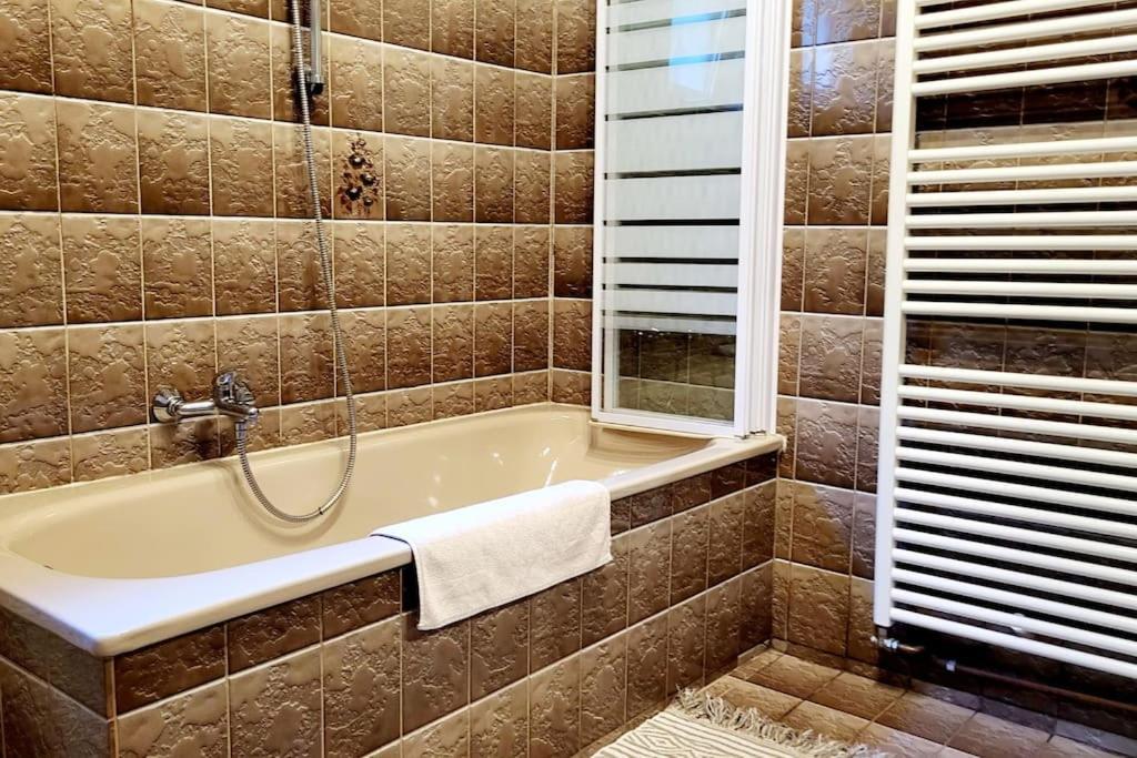 Colourful 2.5 Bedroom With Large Balcony & Garden. Prinzersdorf Exterior foto